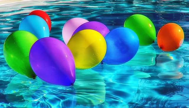 balónky v bazénu