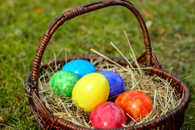 barevné vejce v košíku
