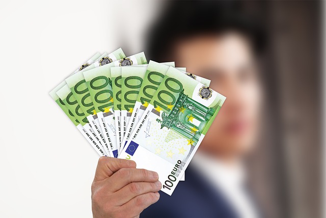 muž držící peníze v ruce